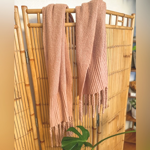 Free People Jaden Ribbed Oversized Chunky Knit Fringe Scarf Wrap Pale Mauve Pink - Picture 2 of 8